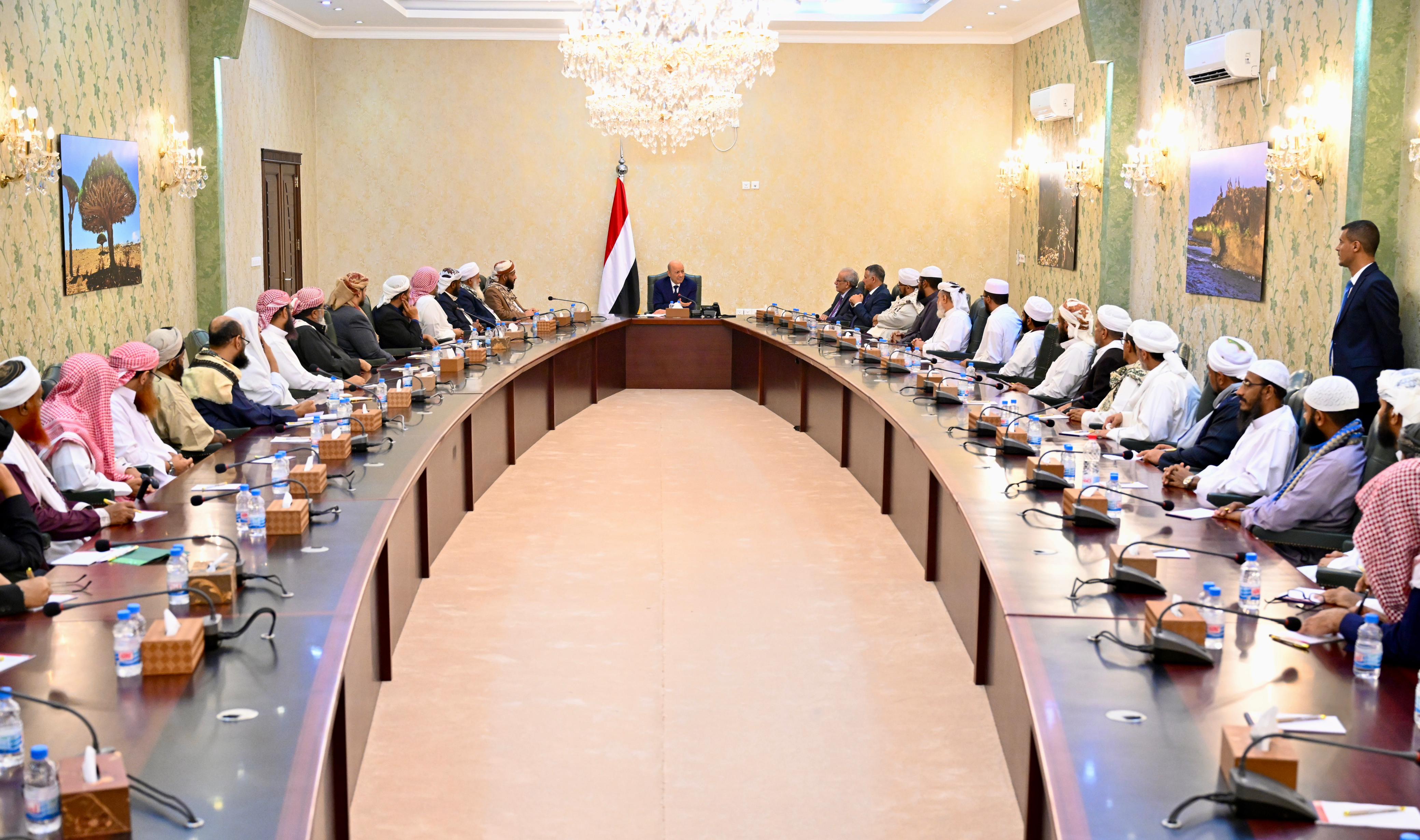 رئيس مجلس القيادة يحث العلماء والمرشدين على خطاب ديني متجدد