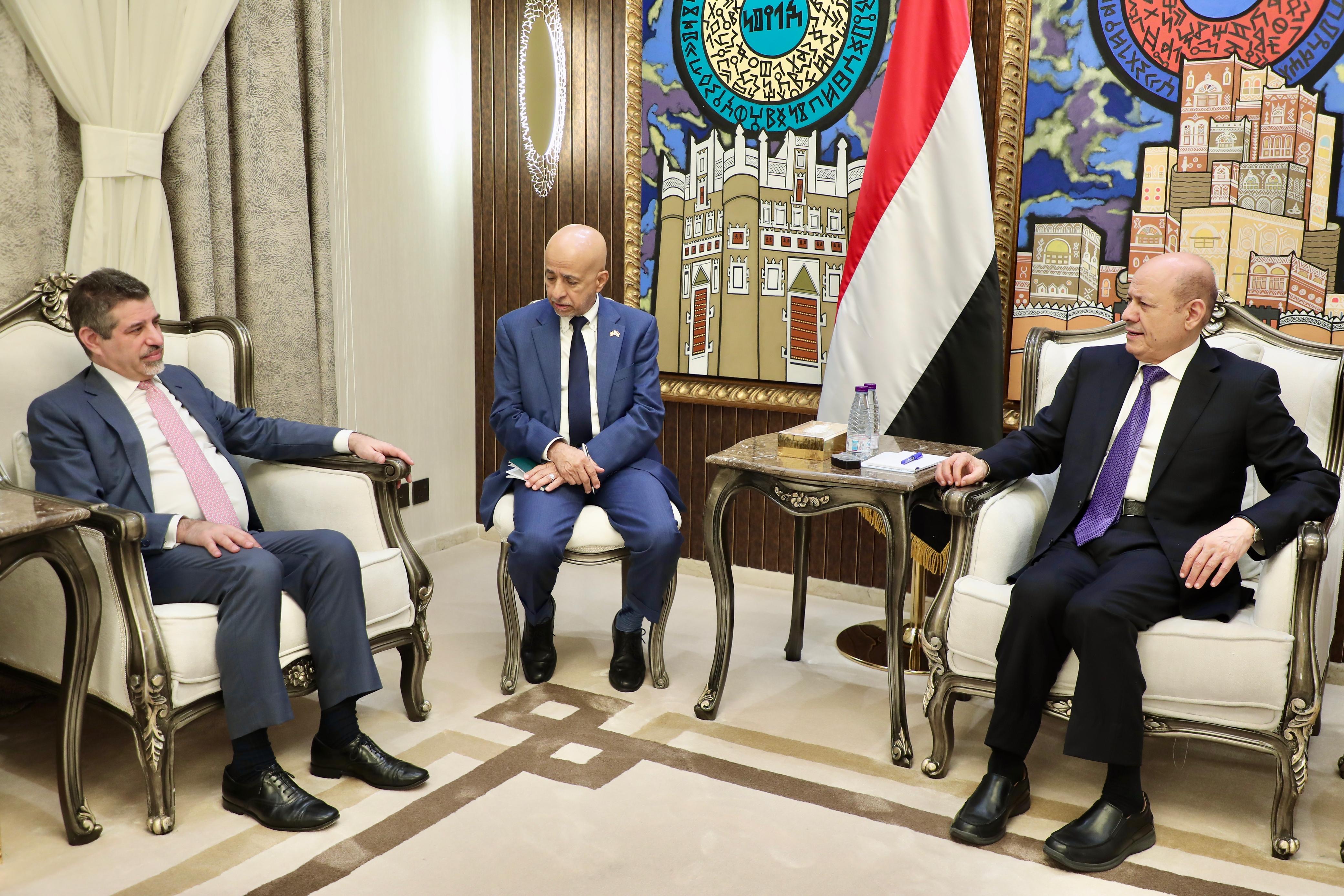 رئيس مجلس القيادة يستقبل سفير الولايات المتحدة الأمريكية