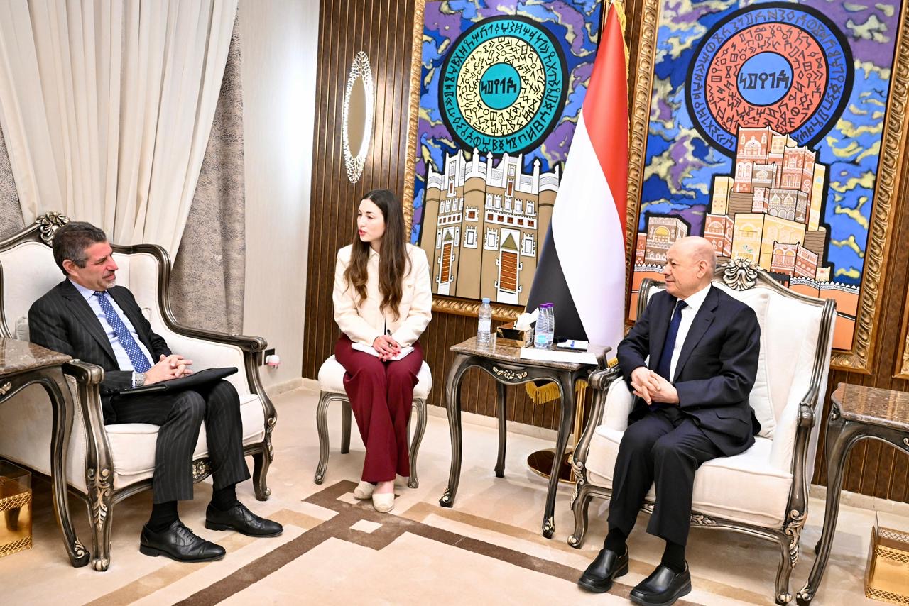 رئيس مجلس القيادة يؤكد الالتزام الصارم بإنفاذ القرارات السيادية ويحذر من تداعيات التمرد على أمن اليمن والمنطقة